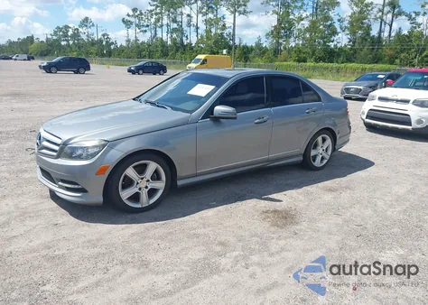 2011 Mercedes-Benz C 300 Luxury/Sport z USA, uszkodzony, nr VIN WDDGF5EB7BF632388